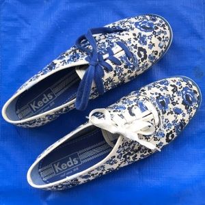 Cute & Comfy! Keds sneakers in blue floral print with alternate laces